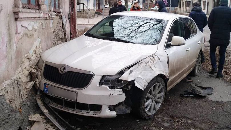 Mașină oprită în casă, după un accident cu un taxi în Chișinău