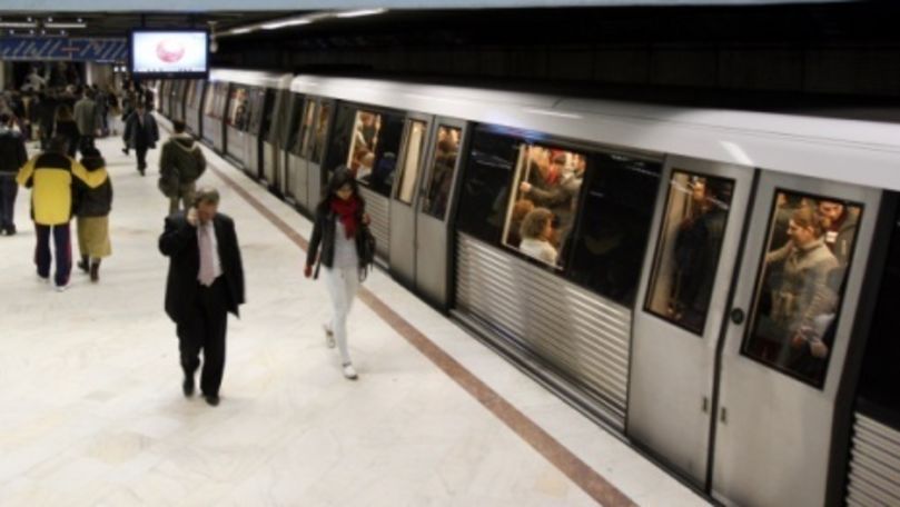Clipe de groază la metroul din București: Un bărbat a scos un pistol