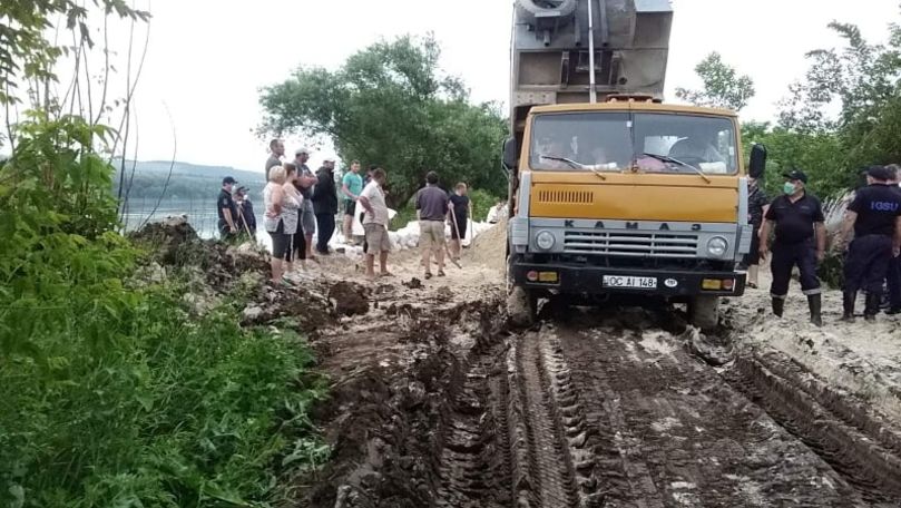 Gest de solidaritate la Ocnița: Salvatorii sunt ajutați de cetățeni