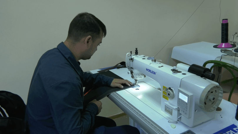 La doar 26 de ani a devenit cusător. Povestea unui tânăr din Ștefan Vodă