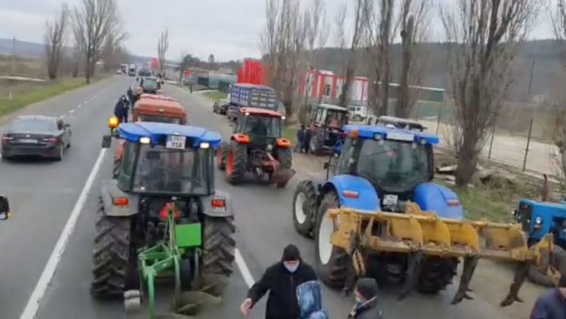 Фермеры перекрыли часть дороги у Леушенской таможни.