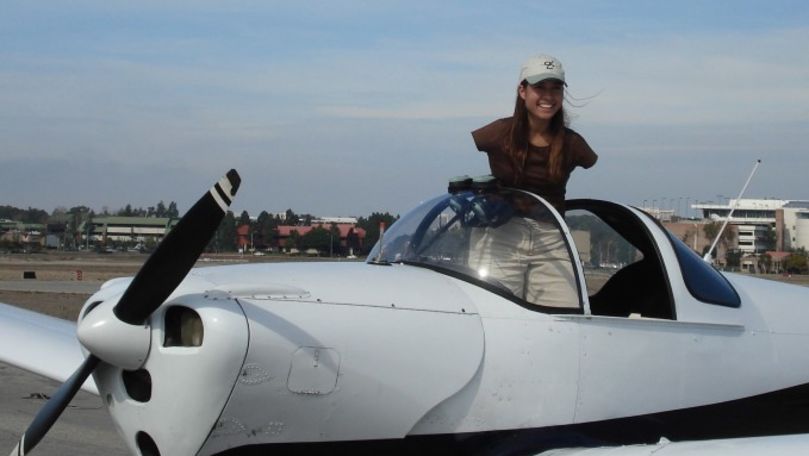 Povestea unei femei care a devenit pilot, deși s-a născut fără mâini