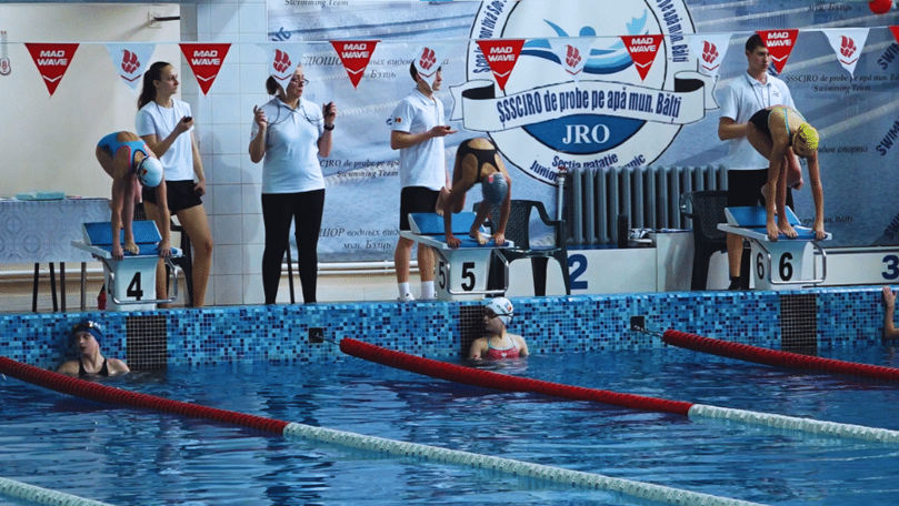 Campionat de înot la Bălți: Circa 280 de copii și-au testat limitele