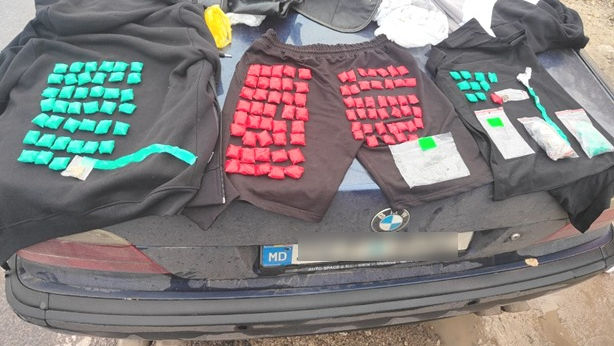 Un tânăr din Chișinău, prins la intrarea în Bălți cu droguri de un milion de lei