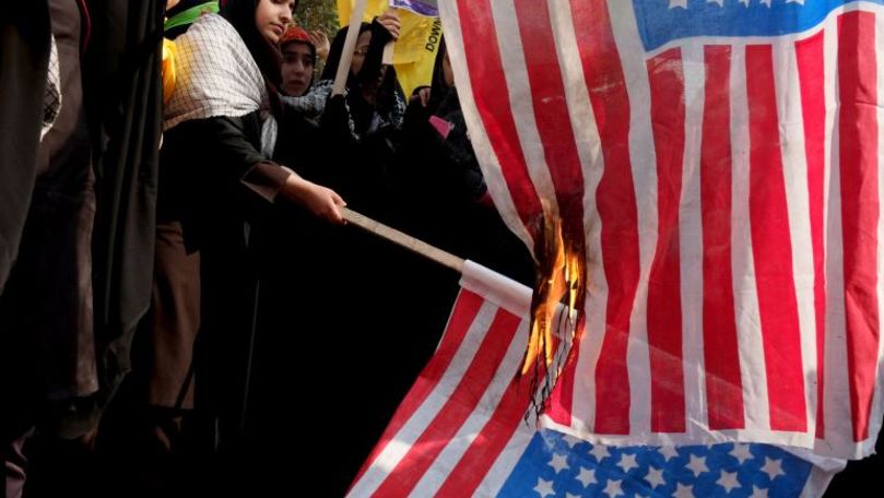 Iran: O fabrică produce steaguri americane pentru a fi arse la proteste