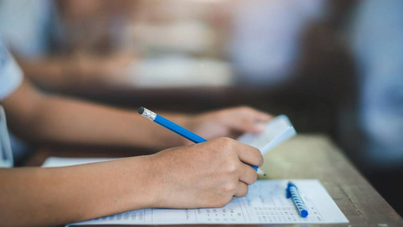 Liceenii îi pot ajuta pe elevii din gimnaziu să învețe pentru examene