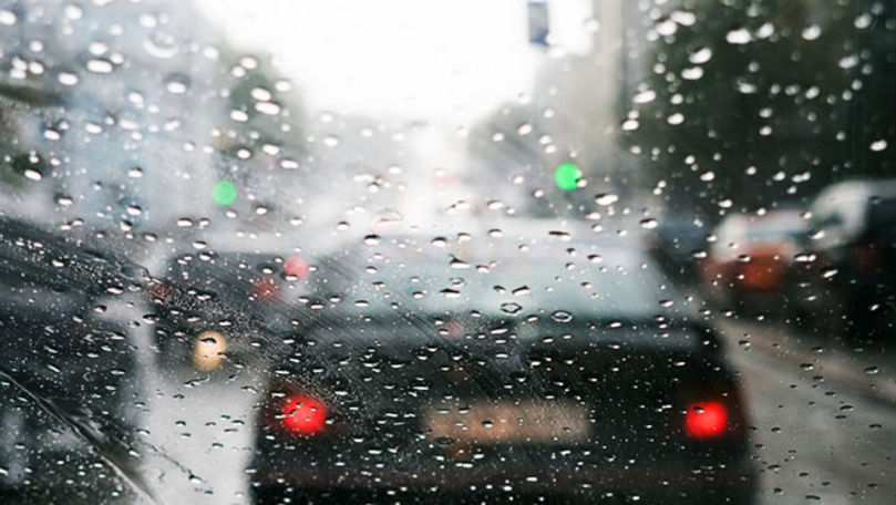 Ploi anunțate în toată țara: Cum să conduci corect mașina