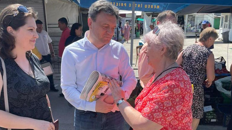 Recean, cu ziare și pliante. PAS: Premierul s-a alăturat campaniei