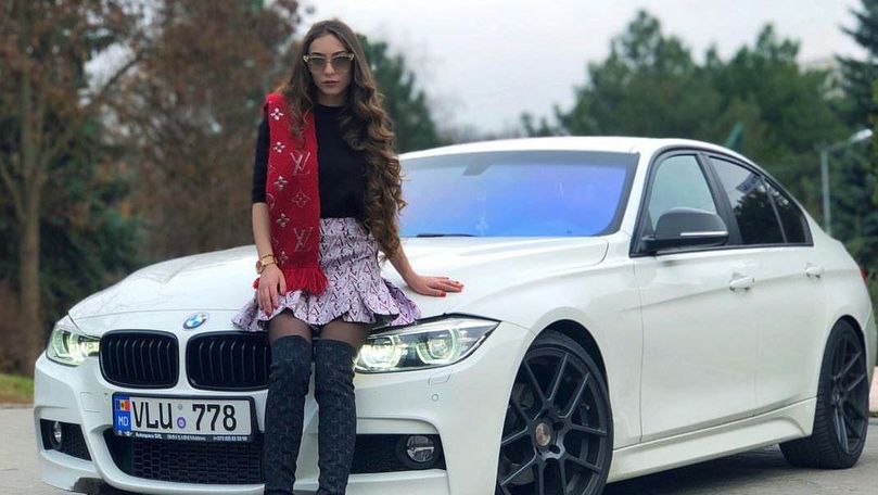 Tânără la volanul unui BMW, filmată cum merge pe contrasens