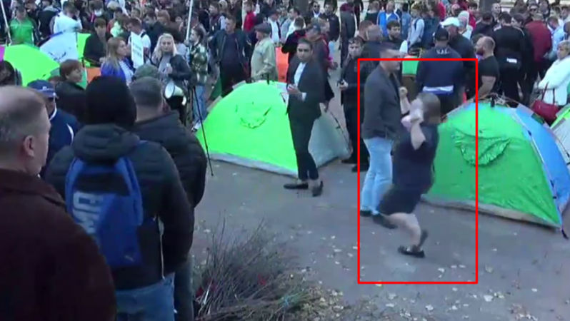 La protest ca la nuntă: O femeie începe să danseze și să chiuie