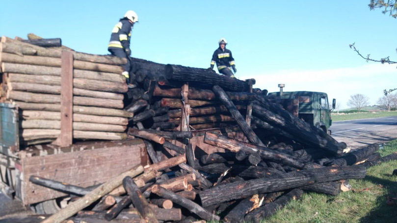 Incendiu la Râșcani: O remorcă cu masă lemnoasă, cuprinsă de flăcări