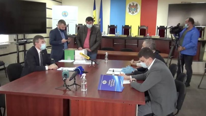Киртоакэ подал в ЦИК подписные листы.