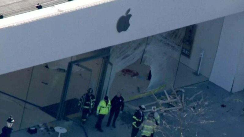 Un șofer a intrat cu mașina într-un magazin Apple: Un mort și 19 răniți