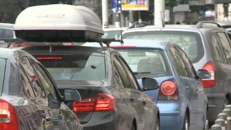 Un șofer, filmat cum scapă ilegal de ambuteiaj în Chișinău