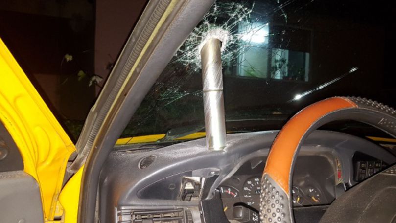 România: Un obiect misterios căzut din cer a distrus o mașină