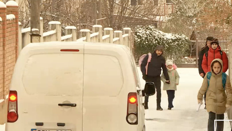 Părinţii din Durlești, îngrijorați: Străzi fără trotuare, până la școală