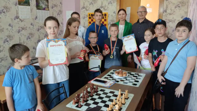 Un grup de tineri din Florești, premiați la un Campionat de șah