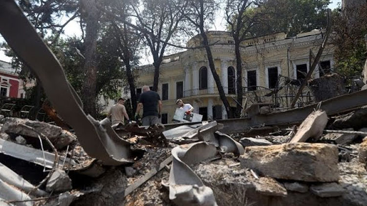 Cпециалисты фиксируют масштабы разрушений в результате крупнейшего удара по центру Одессы.