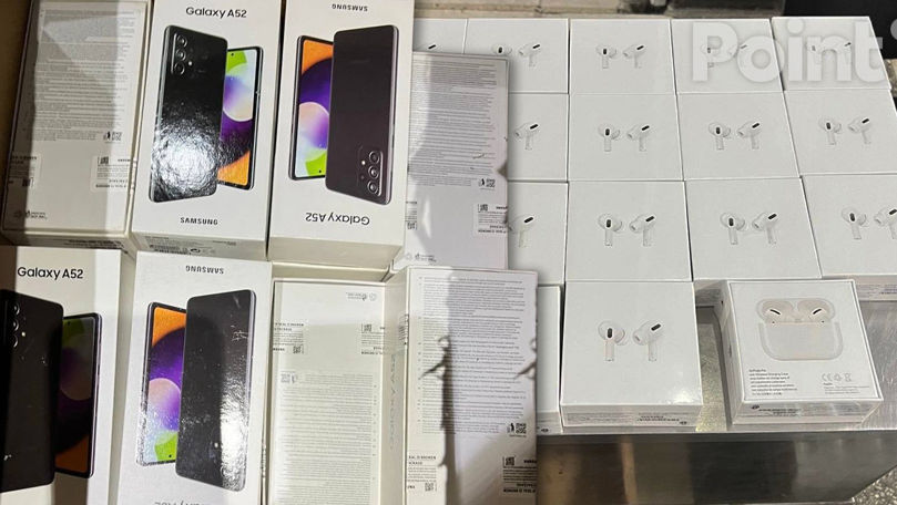 Un lot de smartphone-uri și căști fără fir nedeclarat, depistat la vama Leușeni.