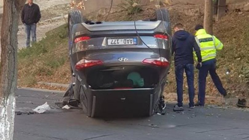 Accident în Capitală: O șoferiță s-a ciocnit de copac și s-a răsturnat