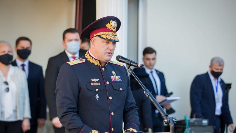 Экс-глава Службы госохраны судится с ведомством из-за формы с позолоченными нитями.