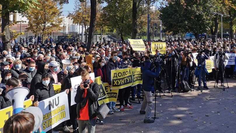 Перед зданием парламента собрались протестующие и представители ПСРМ. Фото: Index.