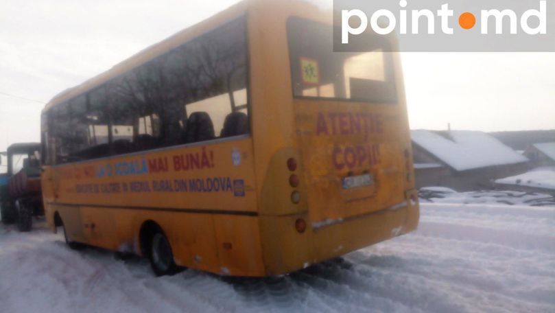 В Криулянском районе в снегу застрял школьный автобус.