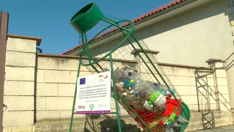 Sate din raionul Străşeni, dotate cu boxe pentru colectarea plasticului