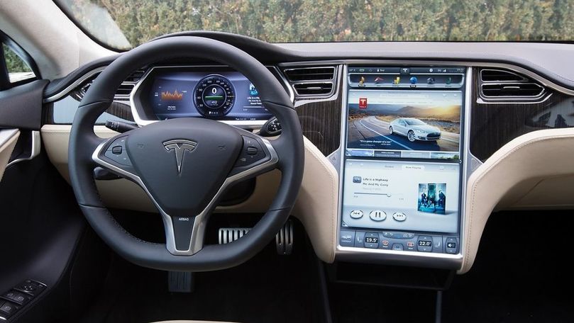 Tesla, sfătuită să recheme 158.000 de mașini în service