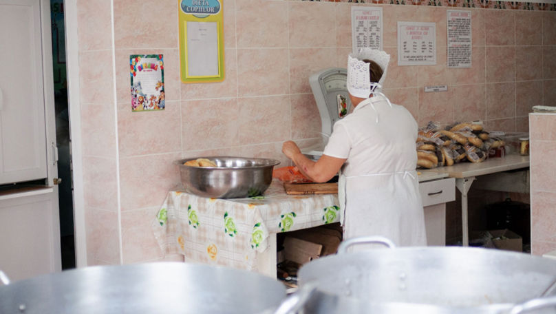 Primăria Chișinău oferă ajutor material bucătarilor din grădinițe