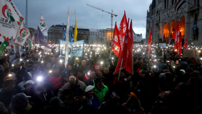 Mii de persoane au protestat împotriva legii sclaviei şi a lui Orban