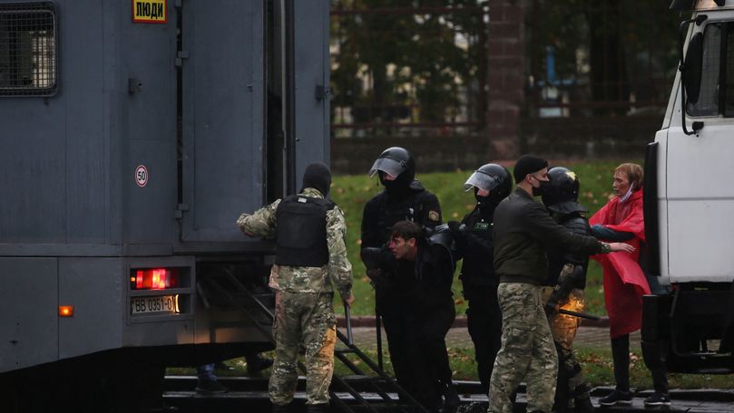 Belarus: Protestatarii, dispersaţi în mod violent. Circa 100 de arestări