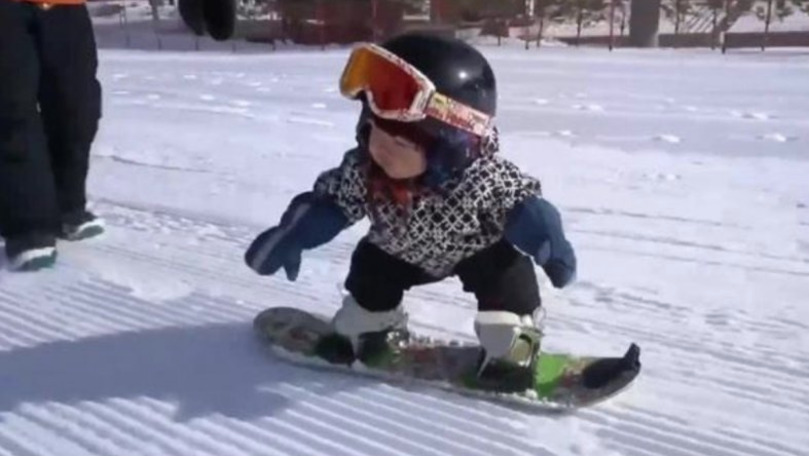 Bebelușul care face snowboarding la doar 11 luni a devenit viral