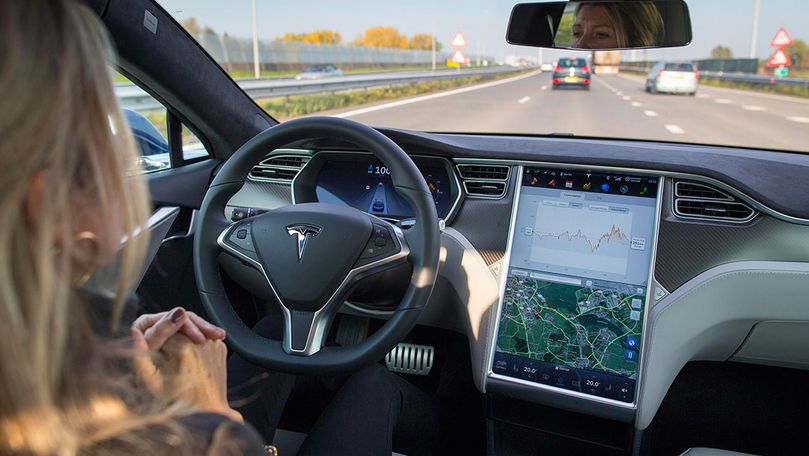 Tesla запустила подписку на "полный автопилот".