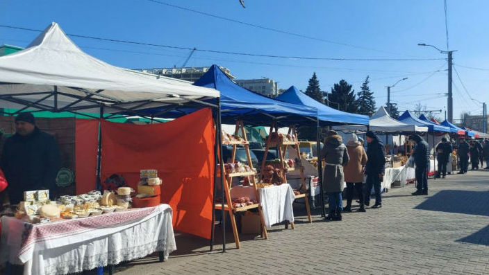 Târg în weekend: Unde își scot marfa la vânzare producătorii autohtoni
