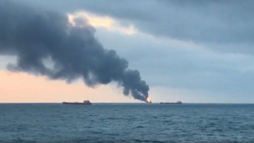 Două nave maritime, mistuite de flăcări în strâmtoarea Kerci: 10 morți