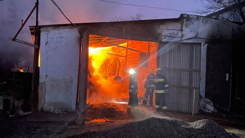 Incendiu la Fălești: Două depozite cu brichete pentru iarnă au luat foc