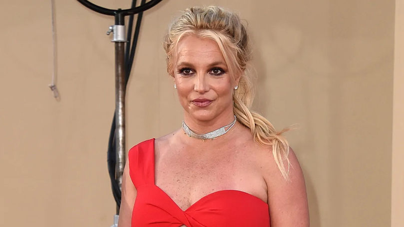 Britney Spears se internează într-o clinică de reabilitare după arestarea pentru condus în stare de ebrietate.