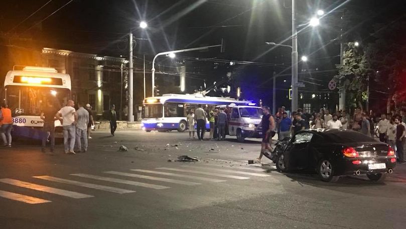 Accident grav în Capitală: Un troleibuz, lovit de o mașină