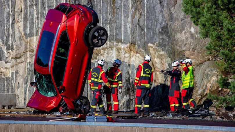 Cum arată o mașină Volvo care a căzut în gol de la 30 de metri