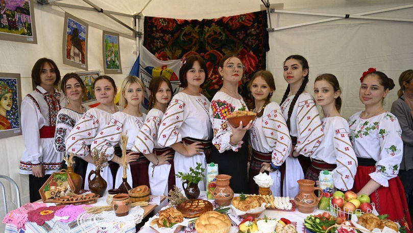 Dansuri și voie bună. La Chișinău a avut loc parada portului popular