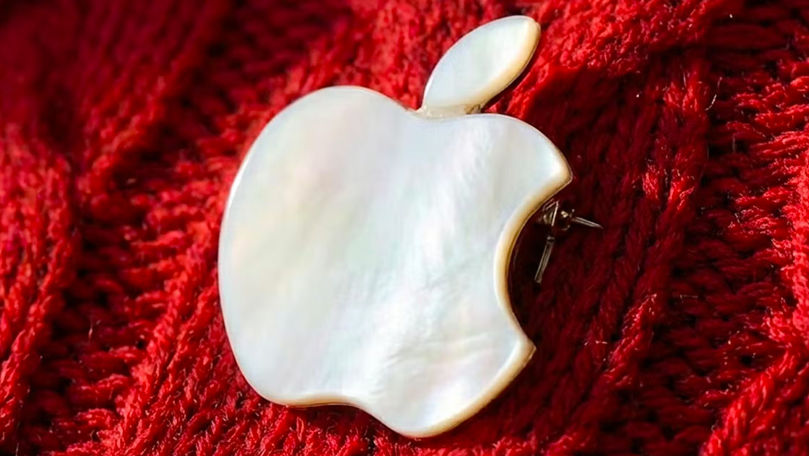 Apple lucrează la un dispozitiv portabil cu inteligență artificială de dimensiunea unui AirTag.