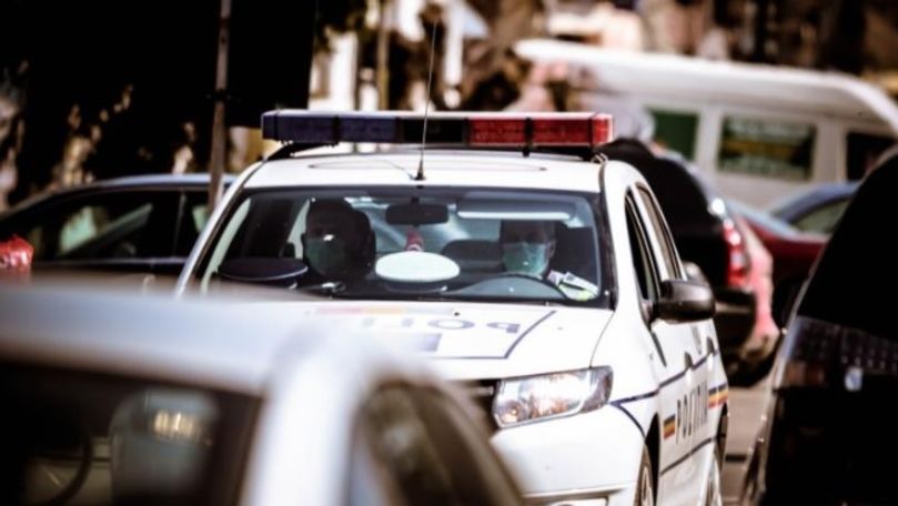 Un bărbat dezbrăcat a ameninţat poliţia cu o rangă şi un levier