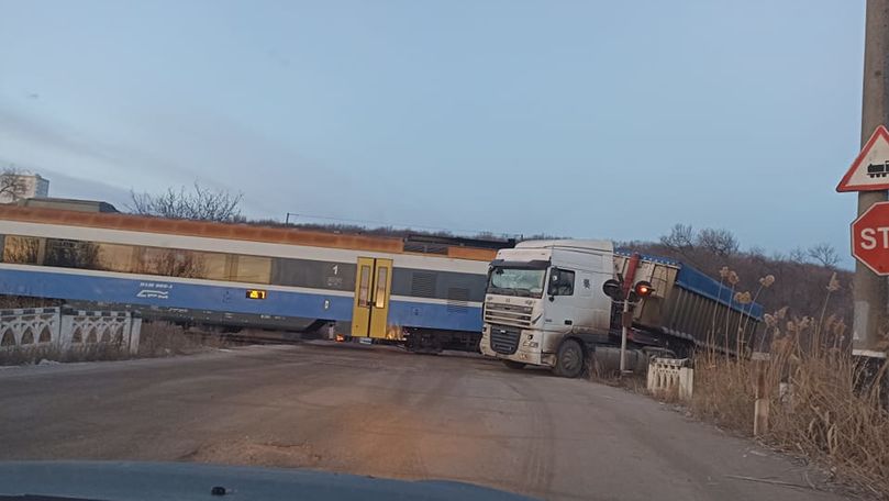 Accident matinal la Chișinău: Un tren și un camion s-au ciocnit