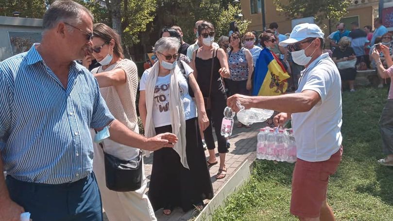 Italia: Voluntarii împart sticle cu apă alegătorilor care stau la coadă