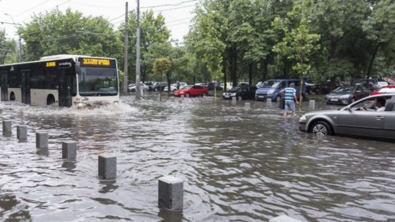 Autobuz inundat în trafic, filmat de un martor în Chișinău