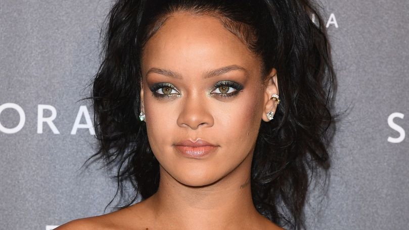 Imagini sexy cu Rihanna topless. Artista a încins imaginația fanilor