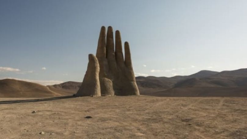 O mână gigantică a apărut în cel mai arid deşert din lume