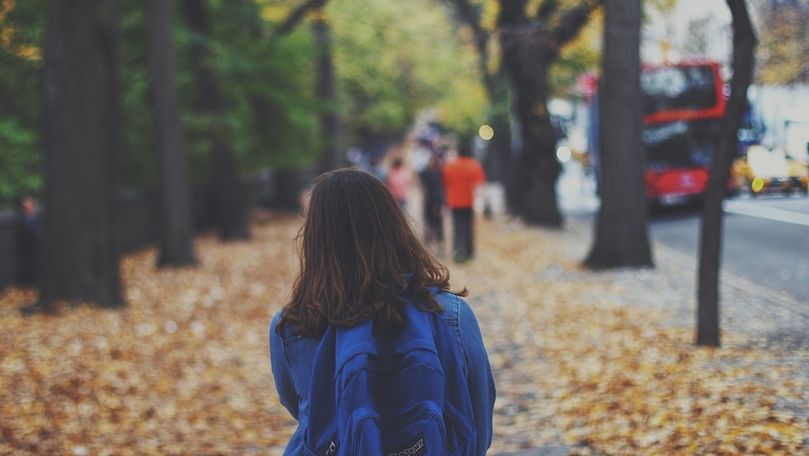 Un tată și-a obligat fiica să meargă 8 km pe jos la școală