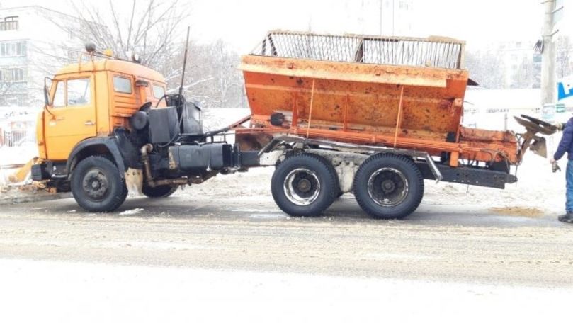 Încă o autospecială care împrăștie nisip în Capitală s-a rupt în două